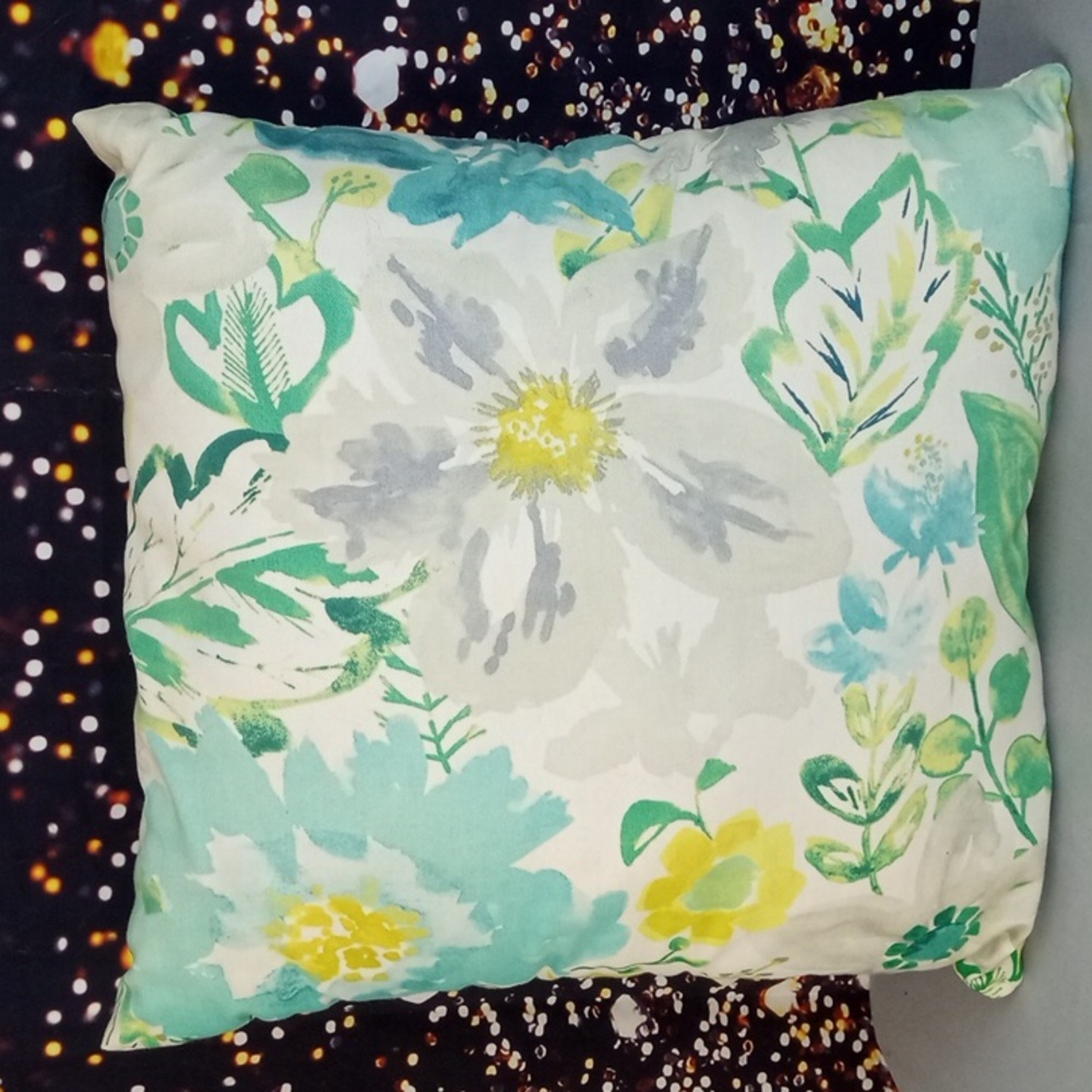 🌼 TPC Spring Floral Outdoor Throw Pillow